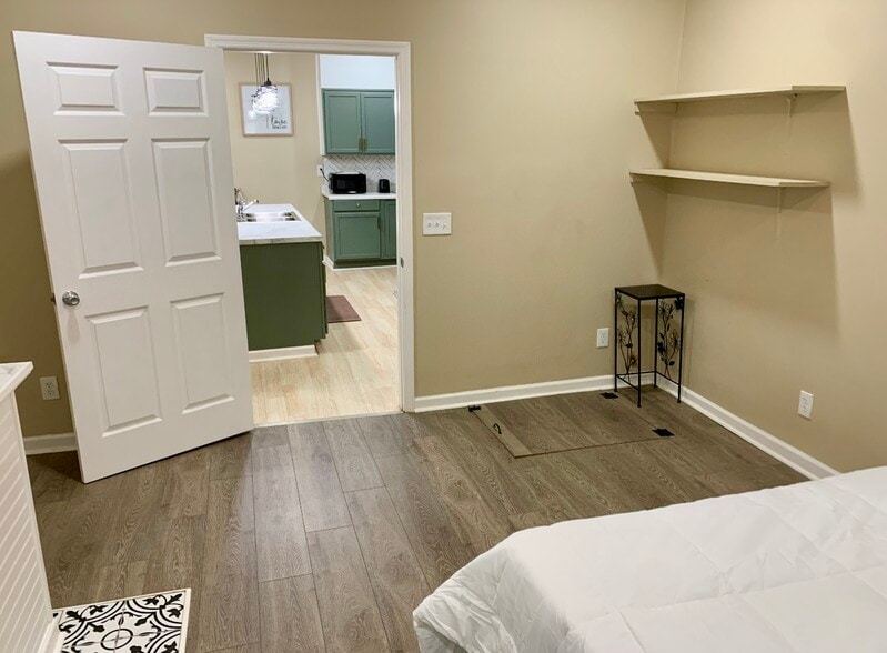 Building Photo - 4220 10th Ave