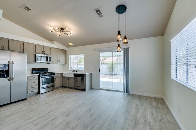 Building Photo - Fully upgraded 3 bedroom house on large lo...