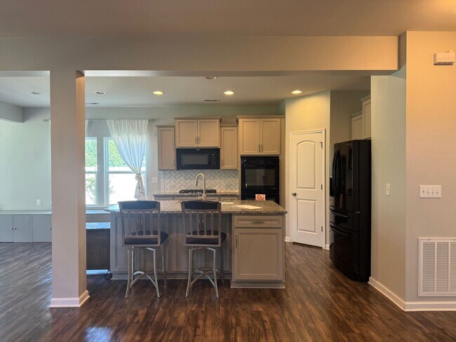 Building Photo - Five Bedroom Home in The Villages of Denver