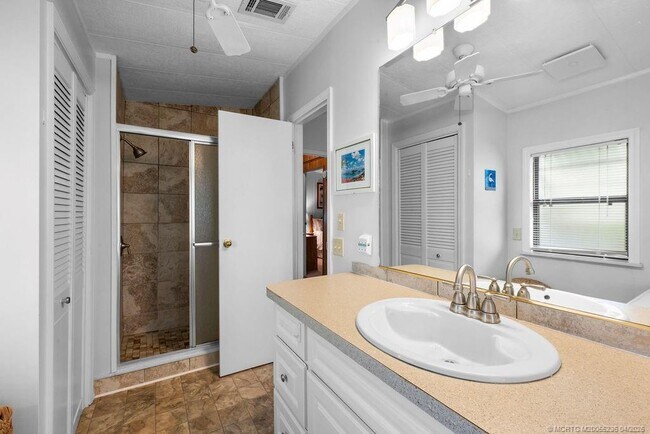 Building Photo - 7894 SE Saratoga Dr