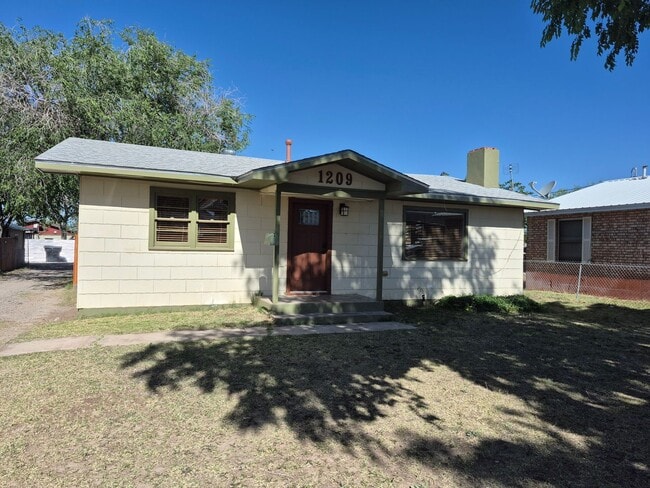 Building Photo - Cute 3 Bedroom 1 Bathroom
