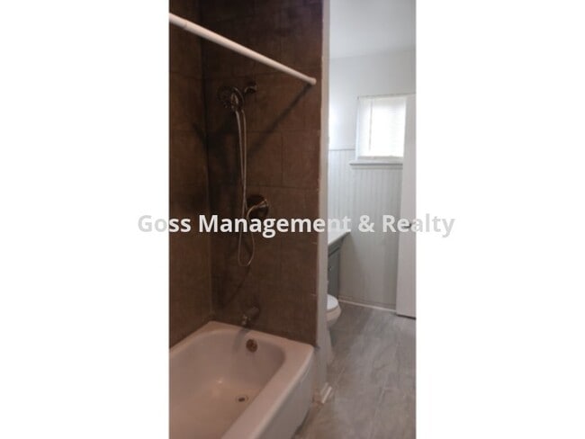 Building Photo - AVAILABLE NOW!!!