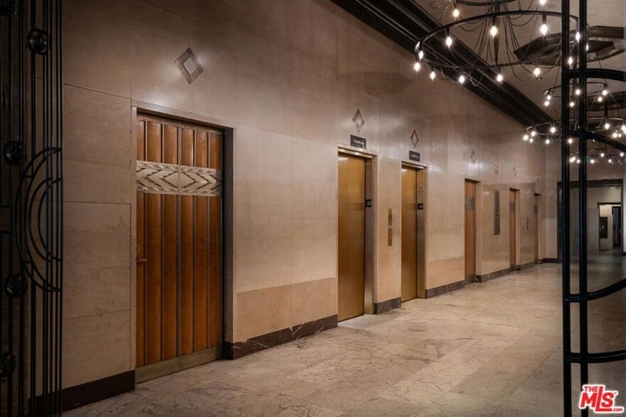 Building Photo - 460 S Spring St