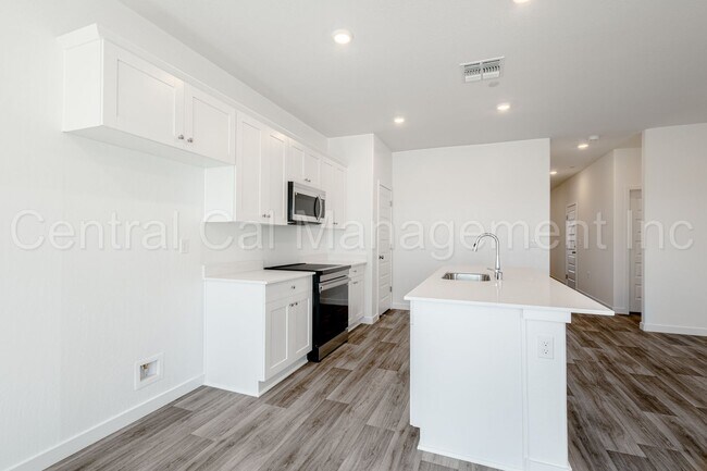 Building Photo - 4 Bedroom, 2 Bath Home with Solar in the S...