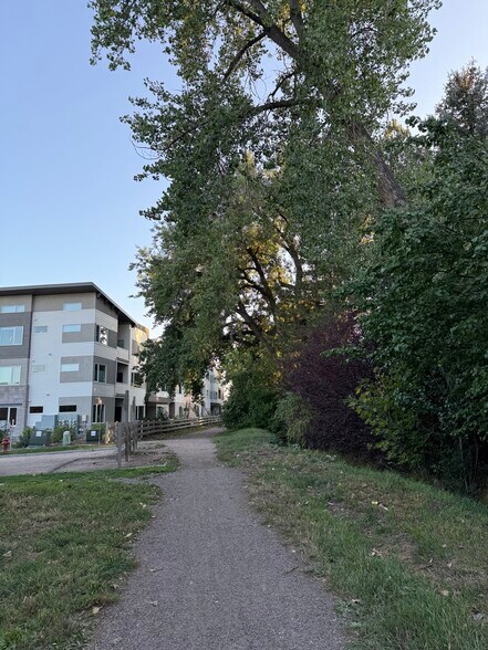 Building Photo - 1304 Snowberry Ln