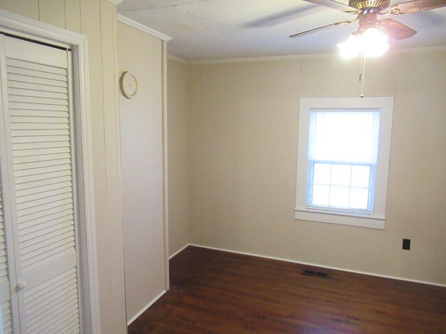 Building Photo - Charming 2-Bedroom Home Near Downtown Linc...