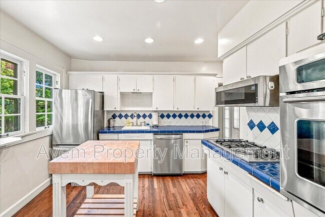 Building Photo - 3411 SE Crystal Springs Blvd