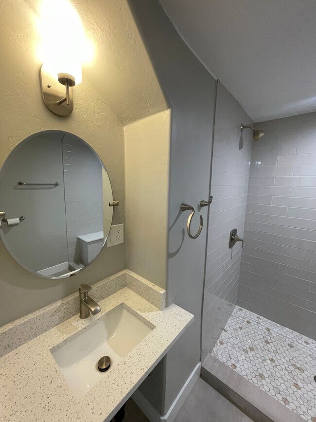 Building Photo - Spacious 5 Bedroom House in Salt Lake