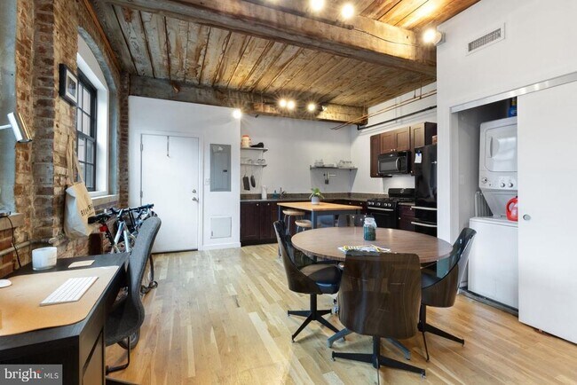 Building Photo - 1737 N Howard St