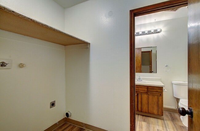 Building Photo - Coveted Cascade Park Area Split Entry Home