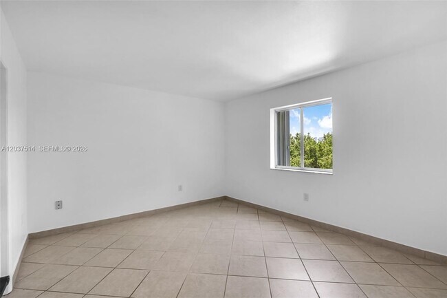 Building Photo - 1401 Bay Rd