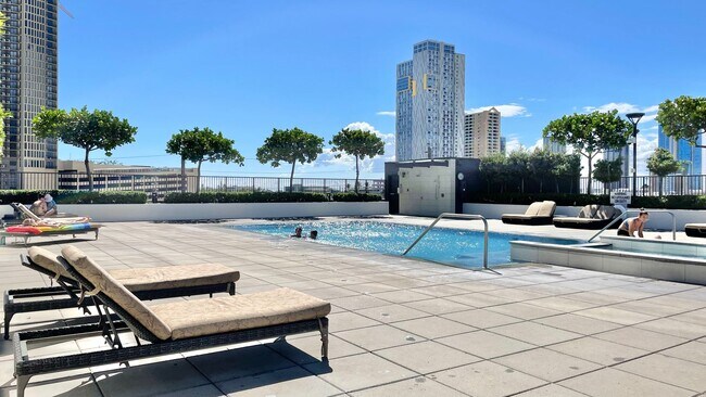 Building Photo - 2 BEDROOM HIGH FLOOR UNIT IN KAKAAKO