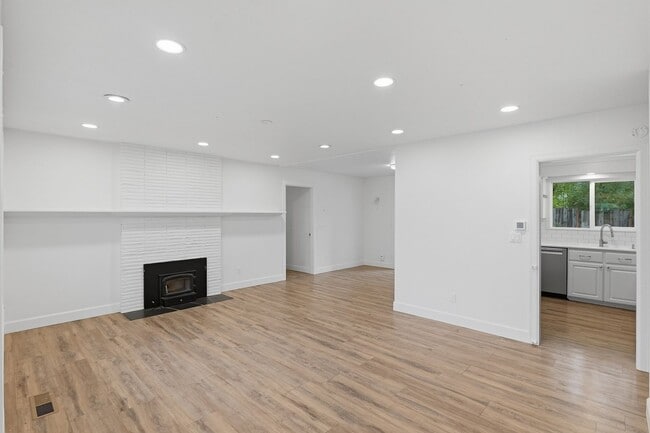 Building Photo - Updated 3Bed/2Bath w/ Bonus Room Plus Lake...