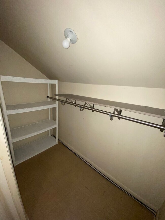 Building Photo - 4 Bedroom/ 2 Bathroom House in Dormont Available 7/1/2026