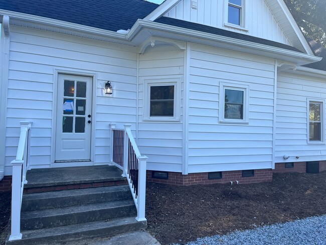 Building Photo - Modern Farmhouse for Rent in Browns Summit NC