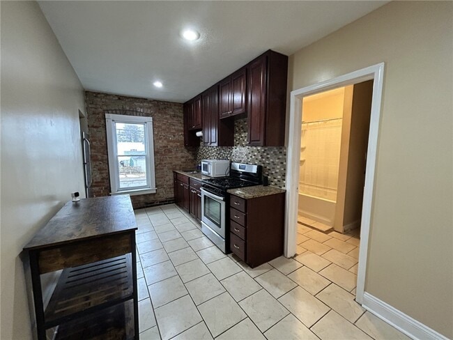 Building Photo - 258 E 14th St