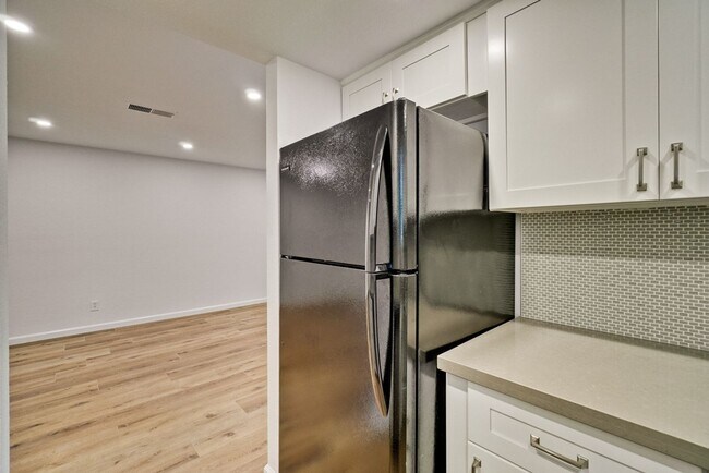 Building Photo - Recently upgraded Condo in a highly desirable location in Sunnyvale.