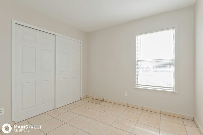 Building Photo - 737 E Oregon St