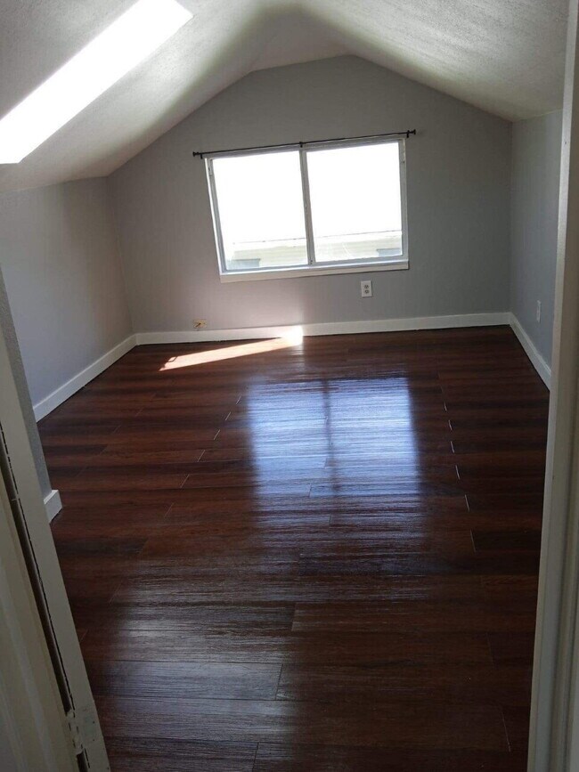 Building Photo - Steps from Campus, Minutes to Downtown – 4BR House on N Forest St | Pre-Leasing September 2026