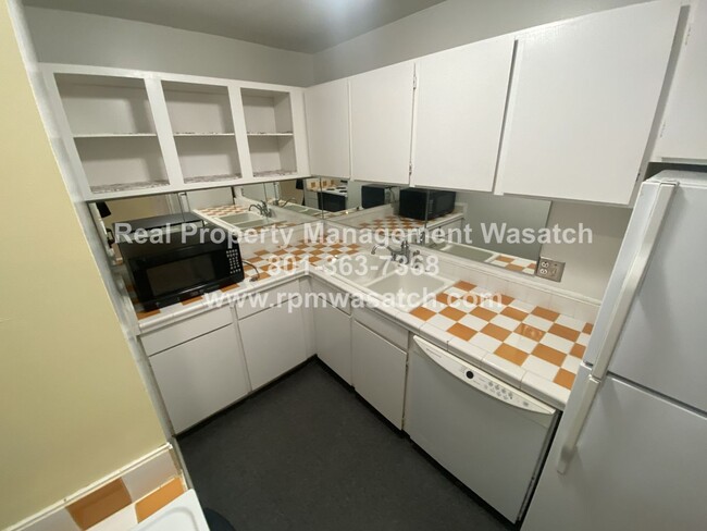 Building Photo - Come See This Charming 1-Bedroom 1 Bathroo...