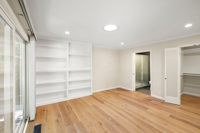 Building Photo - Spacious Menlo Park Retreat with 6 Bedroom...