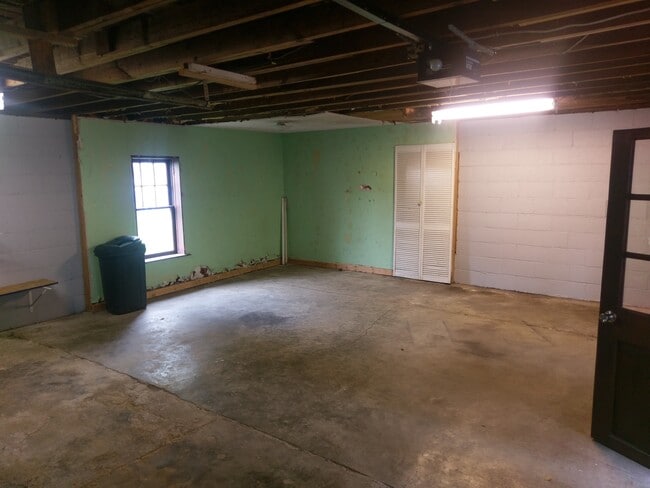 Building Photo - 502 Eben Ave