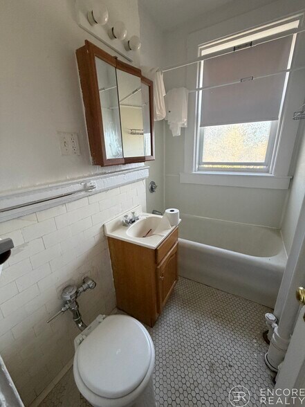 Building Photo - 2 Charlesgate W