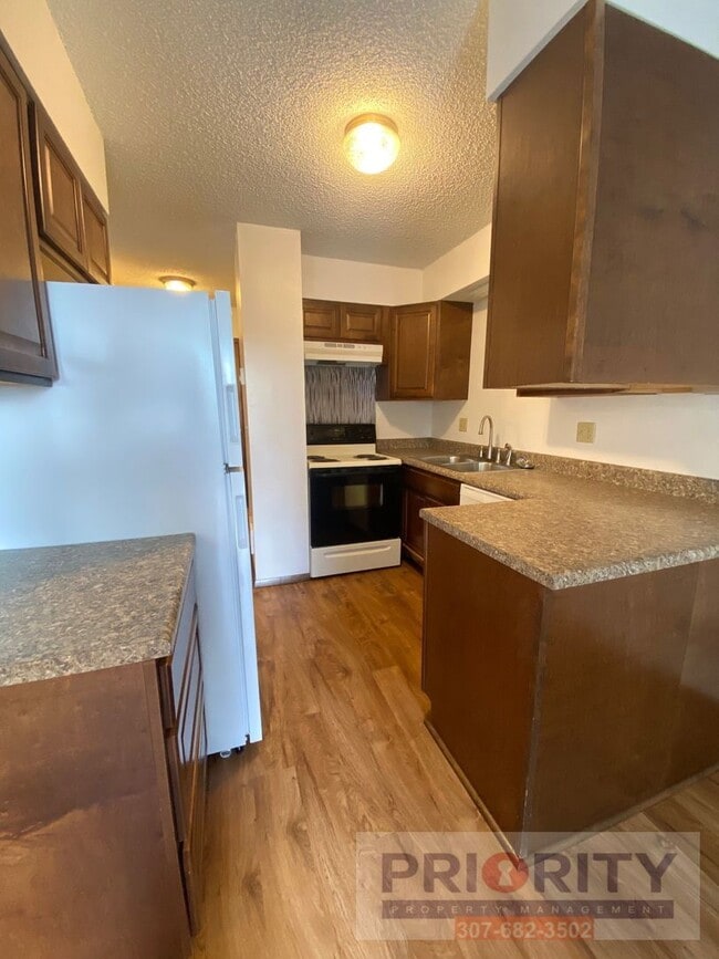 Building Photo - 3 bedroom, 2.5 bath 1,500 sqft Townhouse