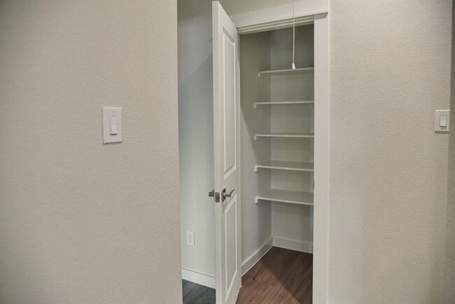 Building Photo - 358 Shoreview Dr