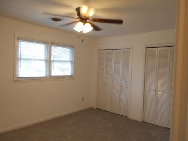 Building Photo - 2 bedroom townhome located one mile to the...