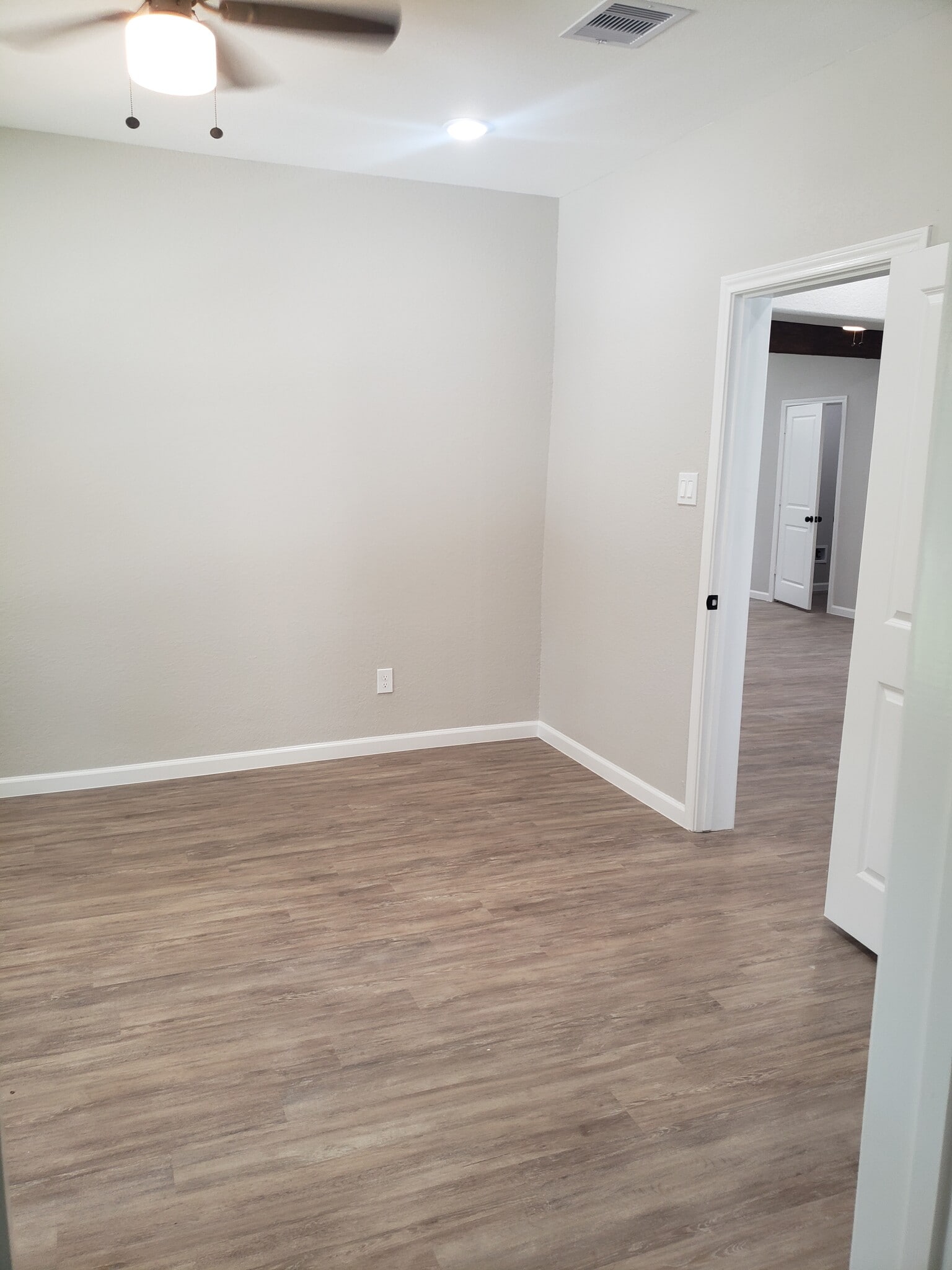 Primary bedroom - 936 W Austin St