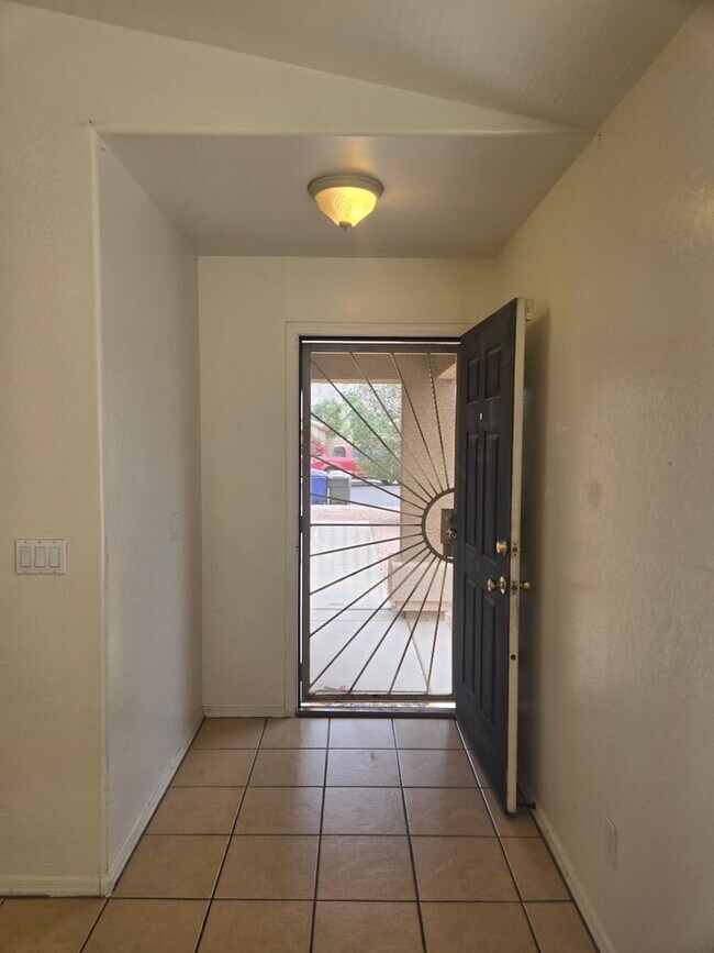 Building Photo - Coming Soon! A cozy 3 bed, 2 bath, located in El Mirage (Available 05/15/26)