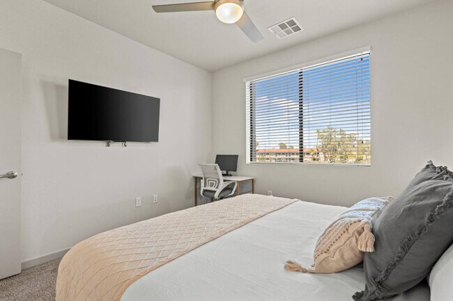 Building Photo - 711 W Broadway Rd