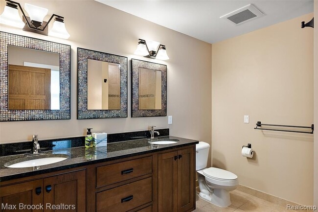 Building Photo - 2022 Willow Beach St