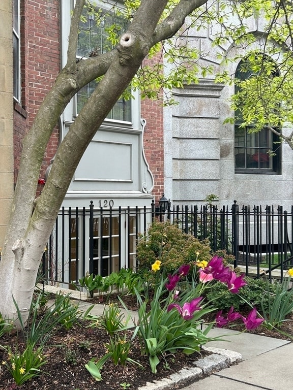 Building Photo - 120 Beacon St
