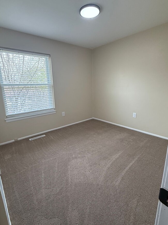 Building Photo - Beautiful Updated 4 bedroom townhouse available!