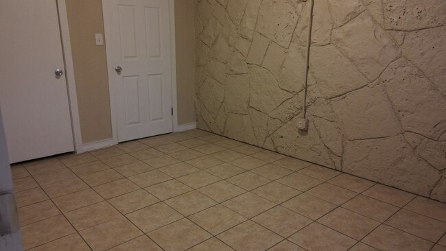 Building Photo - 2 Bedroom 1 Bath Duplex