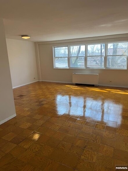 Building Photo - 39 E 39th St
