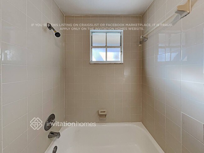 Building Photo - 16601 Vallely Dr