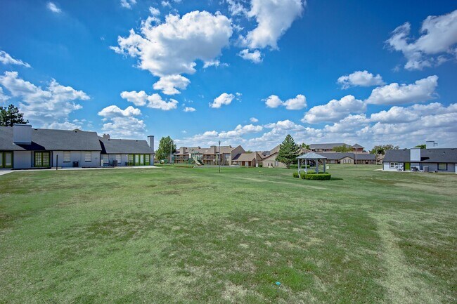 Building Photo - * $300 off April & May Rent *