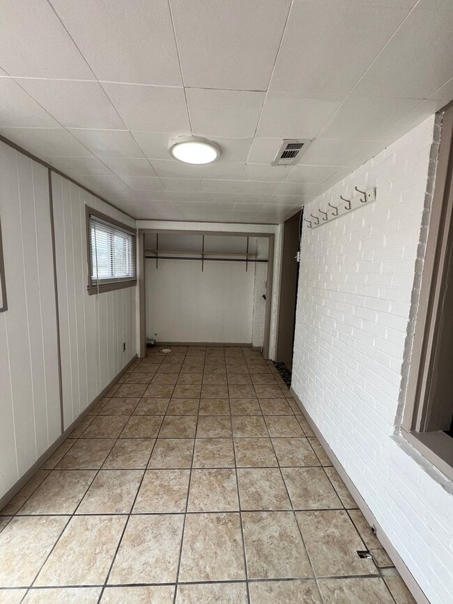 Building Photo - 3 Bedroom Apartment Available w/ 2 car garage