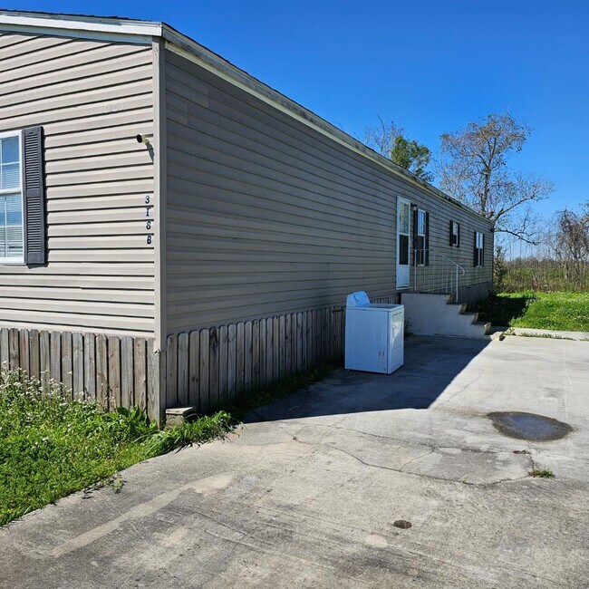 Building Photo - 318 St Charles Bypass