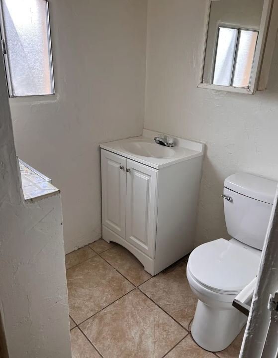 Building Photo - 204 E Palmdale St