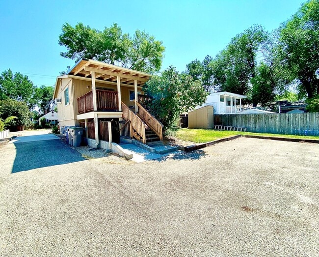 Building Photo - 2 Bedroom 1 Bath Units