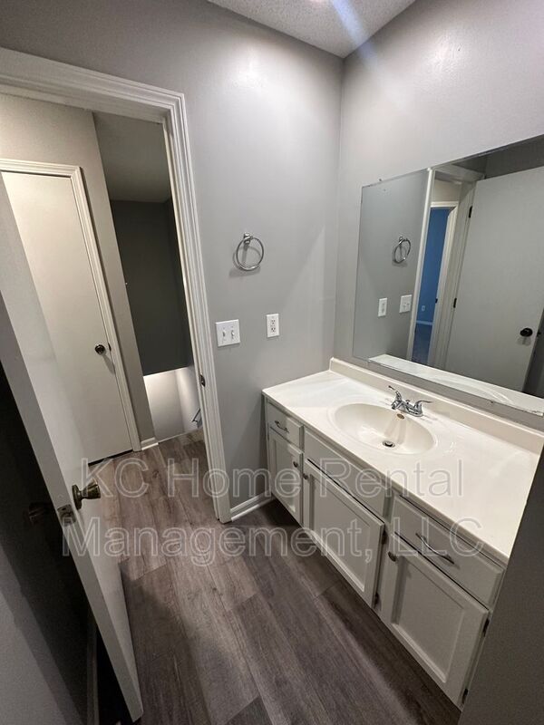 Building Photo - 808 SW Meadowridge Dr