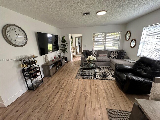 Building Photo - 6040 SW 35th St