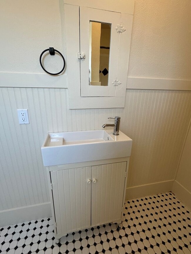 Building Photo - Charming 1 Bed, 1 Bath Cottage – Detached ...