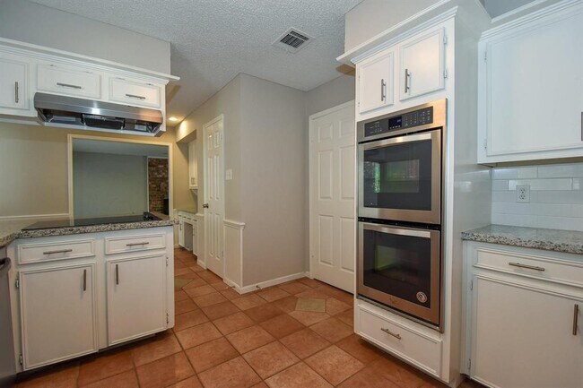 Building Photo - 1831 Willow Point Dr