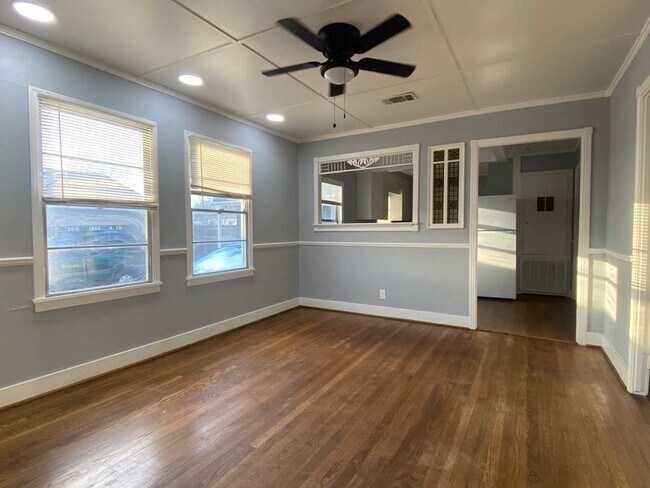 Building Photo - 204 E Houston St