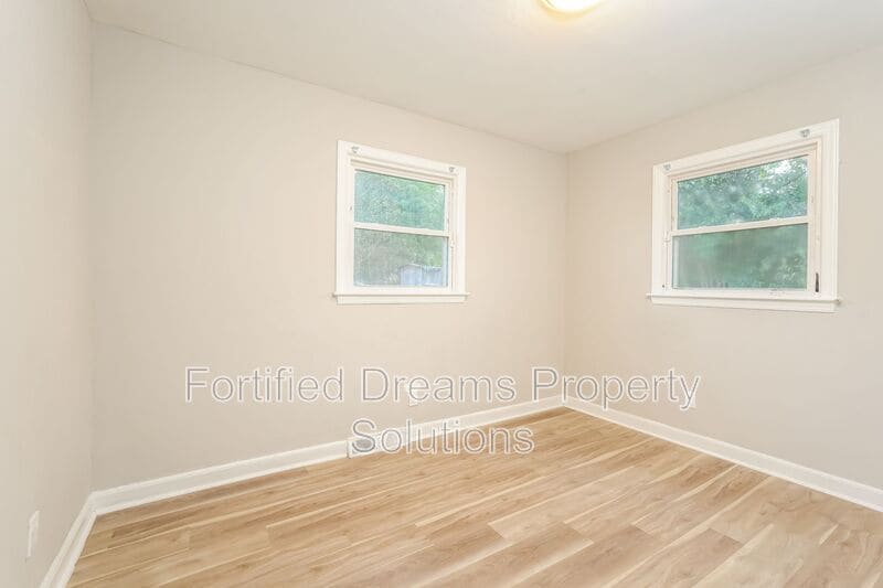 Building Photo - 1615 Eastwood Ave